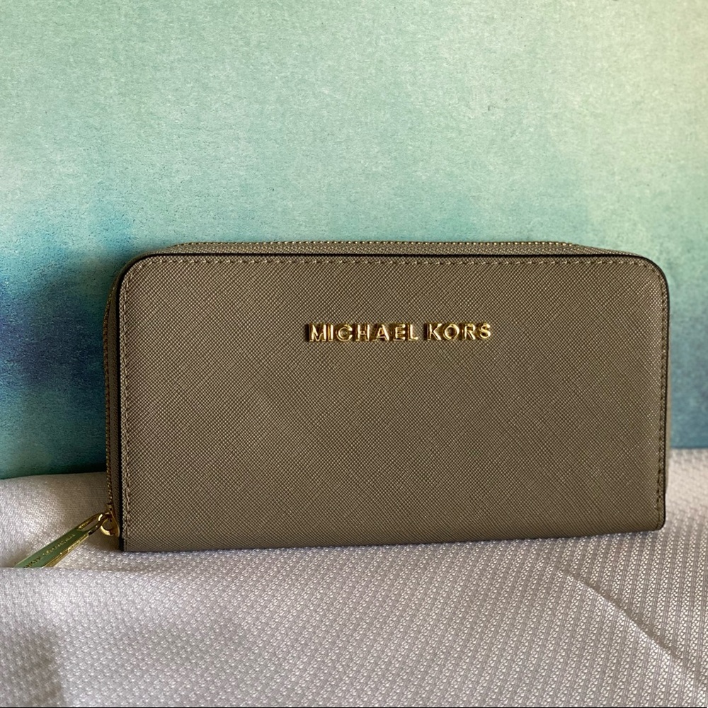 Re-Poshing Grey Michael Kors Wallet